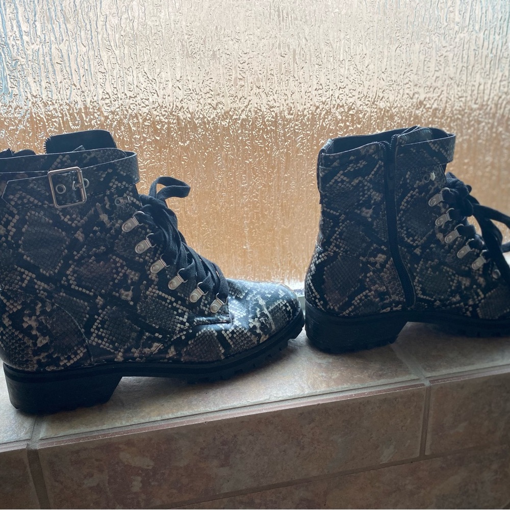 Snake skin combats